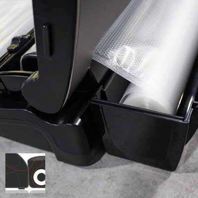 Schwarzes Gerät mit einer Rolle Plastikfolie, Nahaufnahme, Detailaufnahme, grau