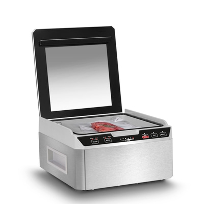 Vakuumiergerät mit Fleisch in einer Plastiktüte, bereit zum Versiegeln und Marinieren.