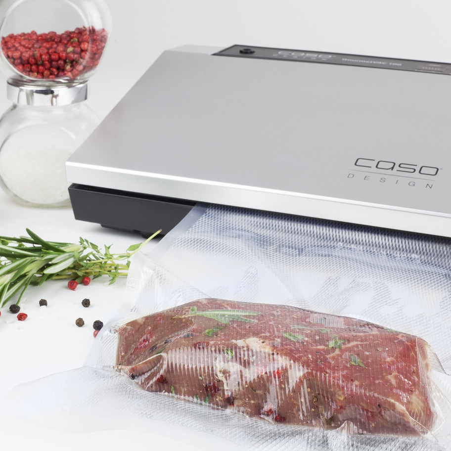 Fleisch in Vakuumbeutel mit Gewürzen und Vakuumiergerät von Caso Design