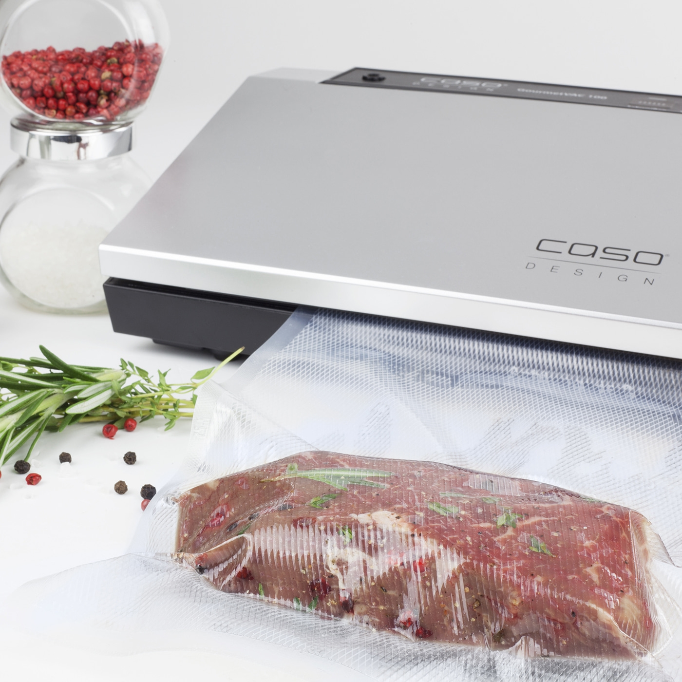 Fleisch in Vakuumbeutel mit Gewürzen und Vakuumiergerät von Caso Design