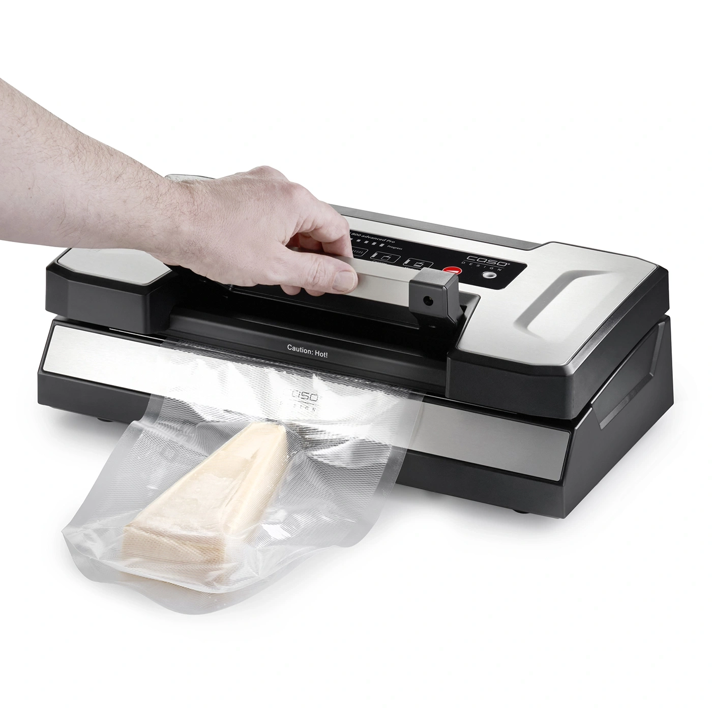 Eine Person bedient ein Vakuumiergerät, das Käse verpackt.
