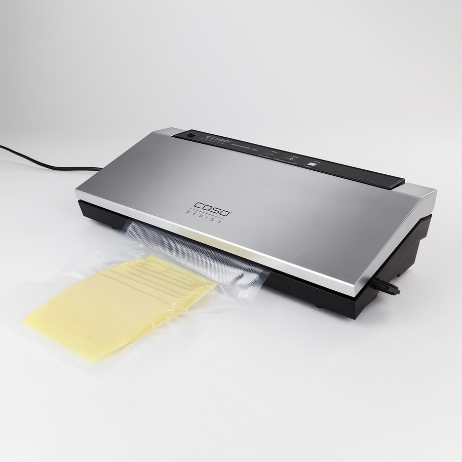 Vakuumiergerät mit Käse in einer Tüte, silber und schwarz, COSO Design