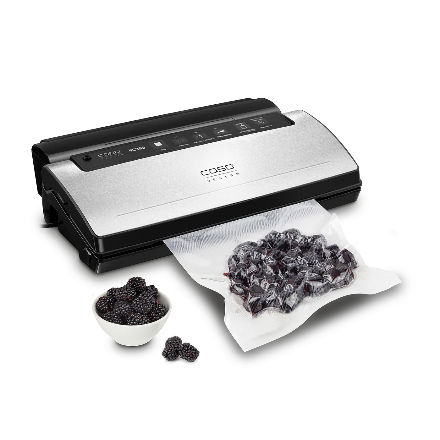 Vakuumiergerät mit Beeren, Verpackung und Schüssel auf weißem Hintergrund.