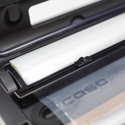 Nahaufnahme einer Vakuumierrolle in einer Vakuummaschine, Detailaufnahme