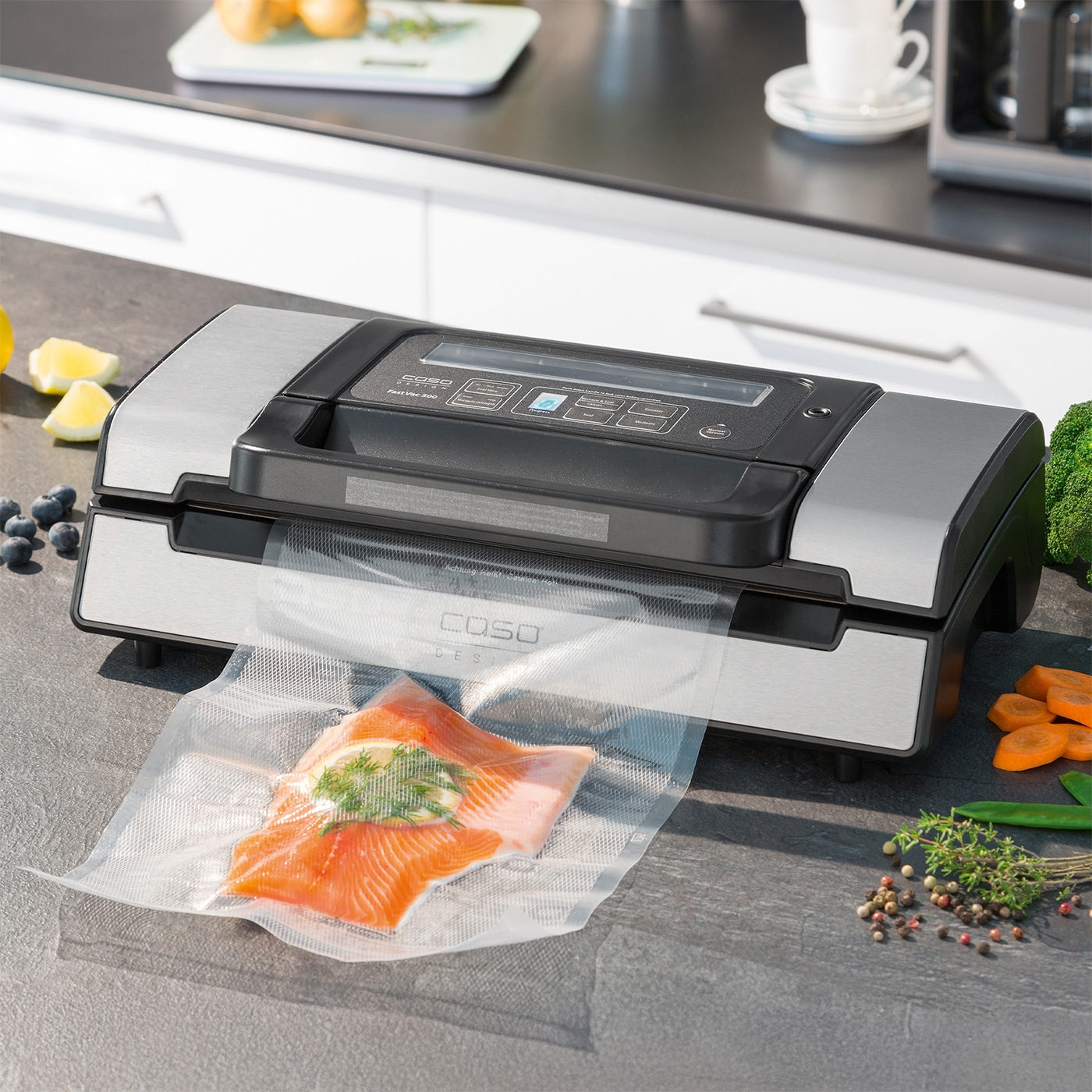 Vakuumiergerät mit Lachs in einer Tüte auf einer Küchenarbeitsplatte.