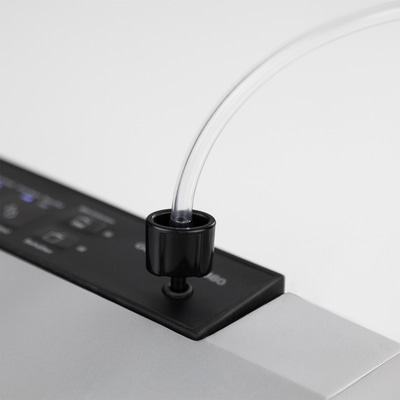 Nahaufnahme eines schwarzen Geräts mit einem durchsichtigen Schlauch, der hineingesteckt wird.