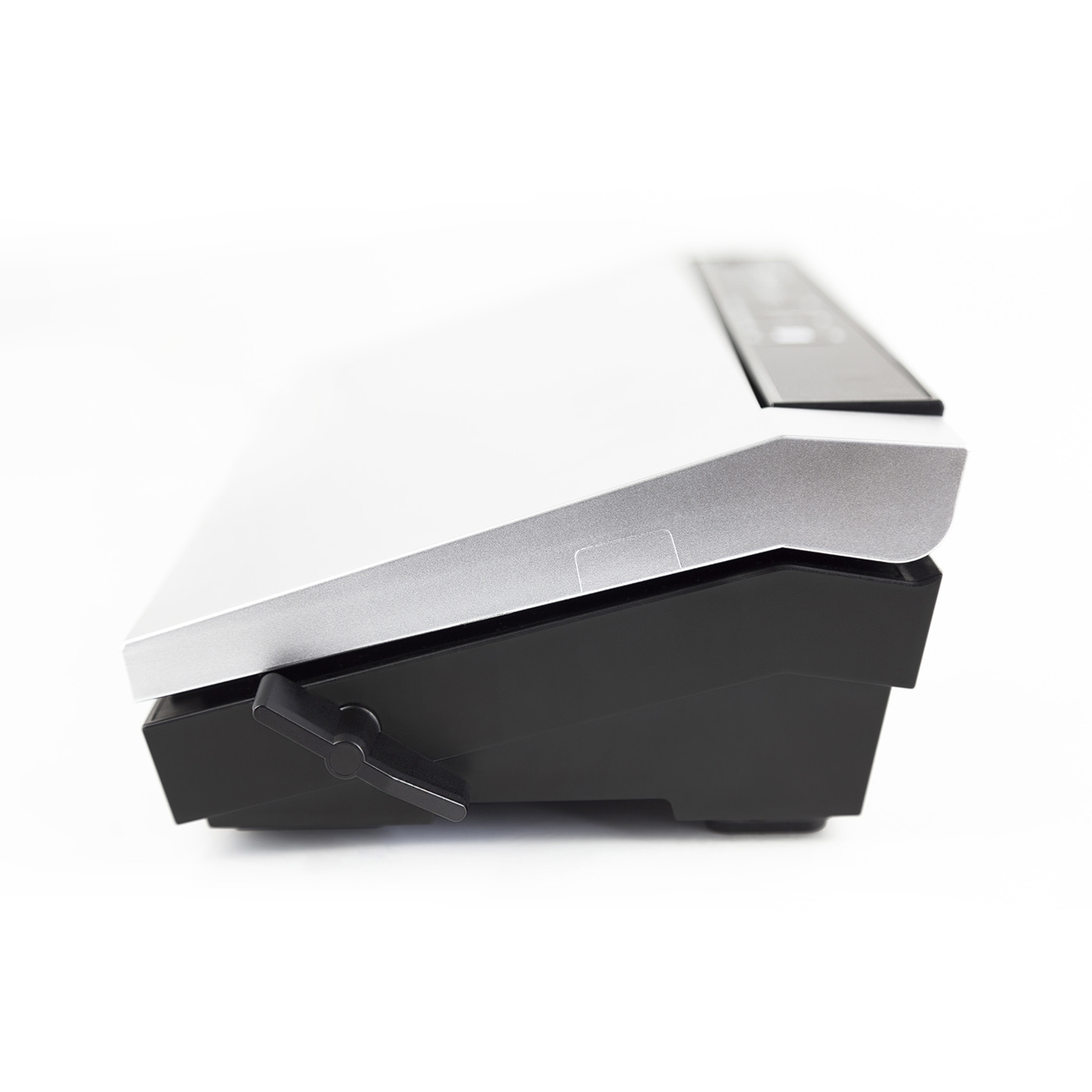 Gerät mit silberner Oberseite und schwarzem Unterteil, Seitenansicht, isoliert