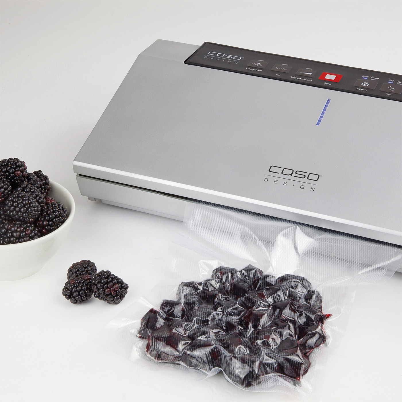 Brombeeren werden mit einem Vakuumierer verpackt, um sie frisch zu halten.