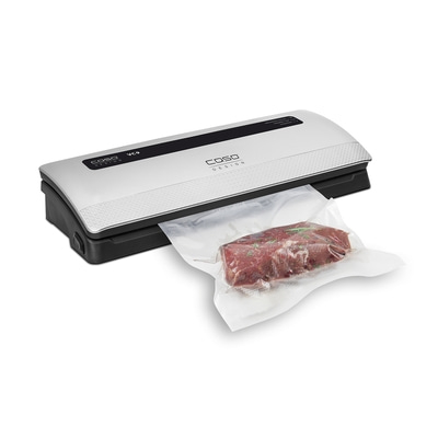 Vakuumiergerät mit Fleisch in einer Plastiktüte, isoliert auf weißem Hintergrund.