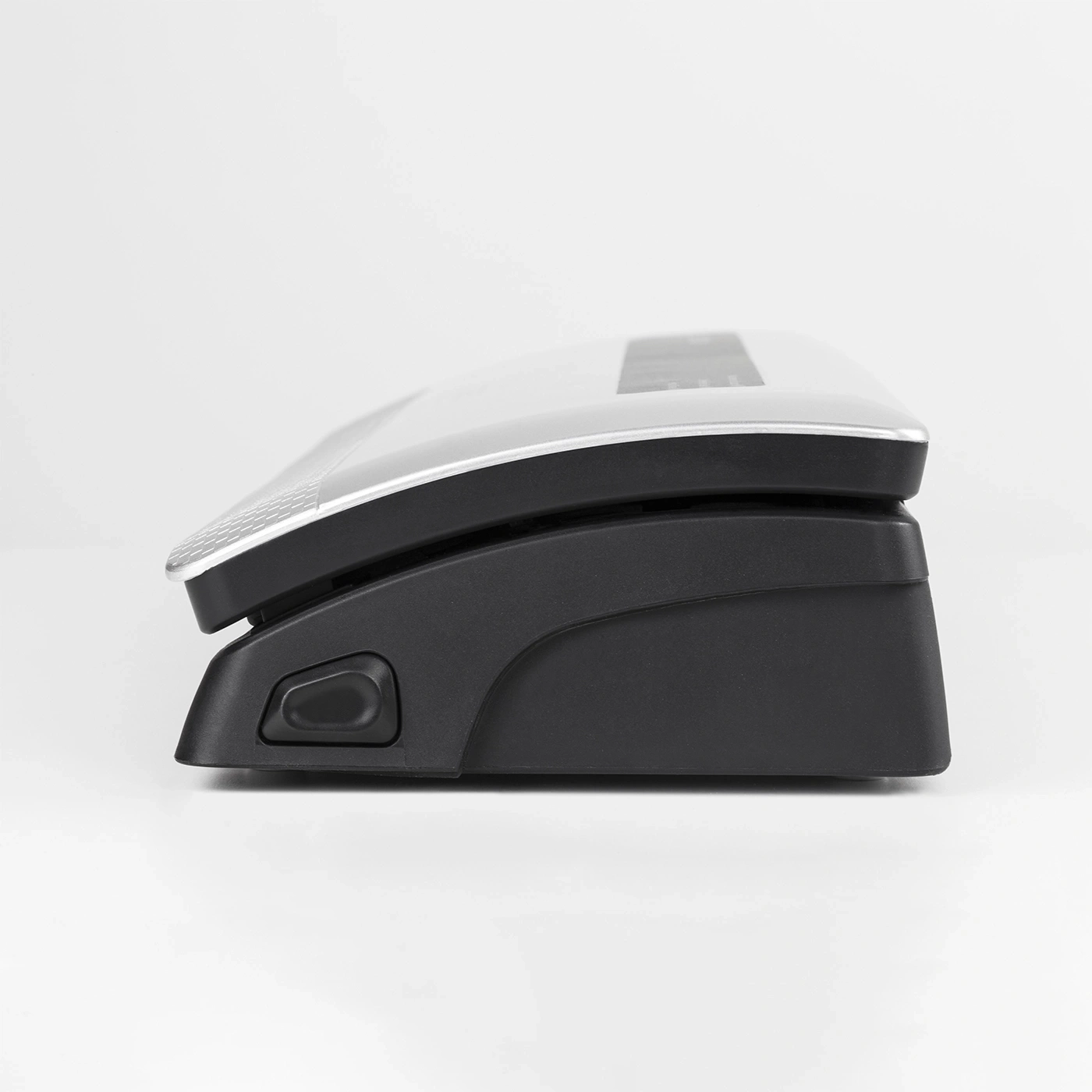 Schwarzes elektronisches Gerät auf weißem Hintergrund, Seitenansicht, modernes Design.