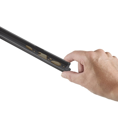 Hand hält schwarzes Objekt mit Flüssigkeit, Nahaufnahme, isoliert auf Weiß