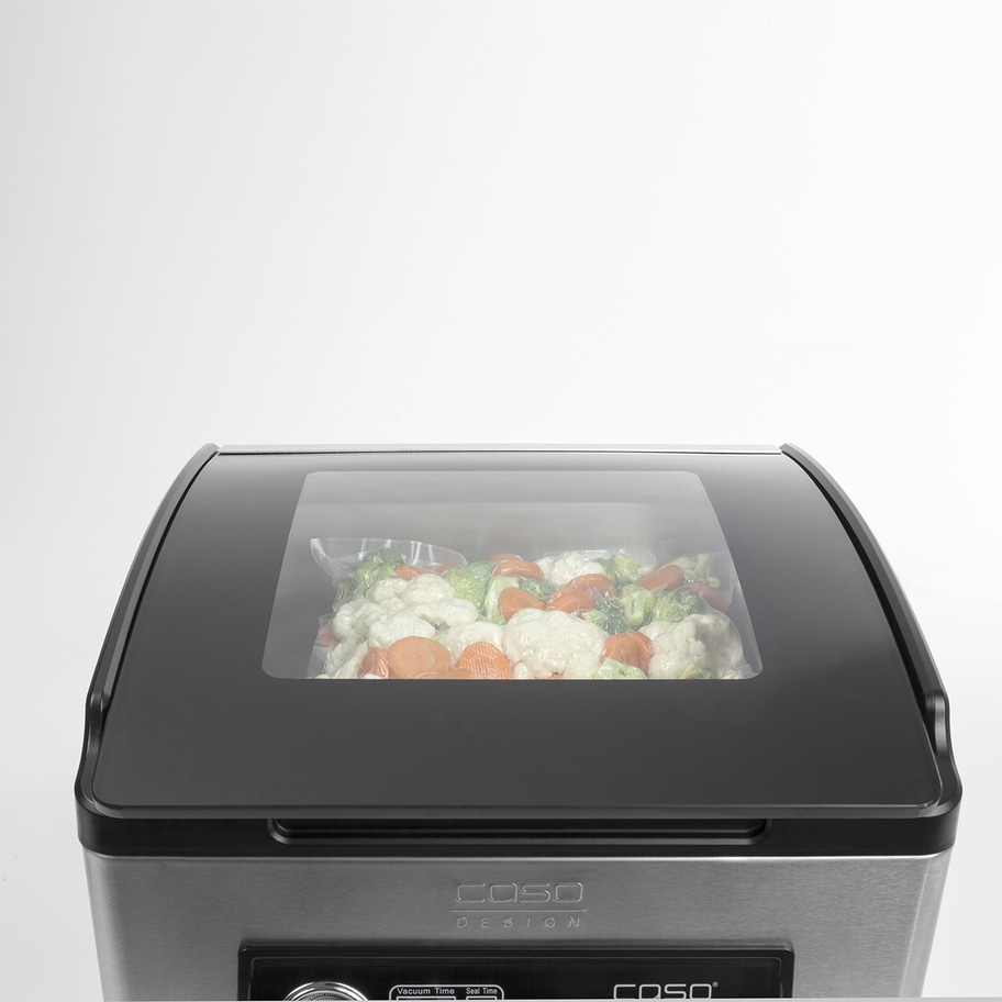 Vakuumiergerät mit Gemüse in einer Plastiktüte, bereit zum Versiegeln.