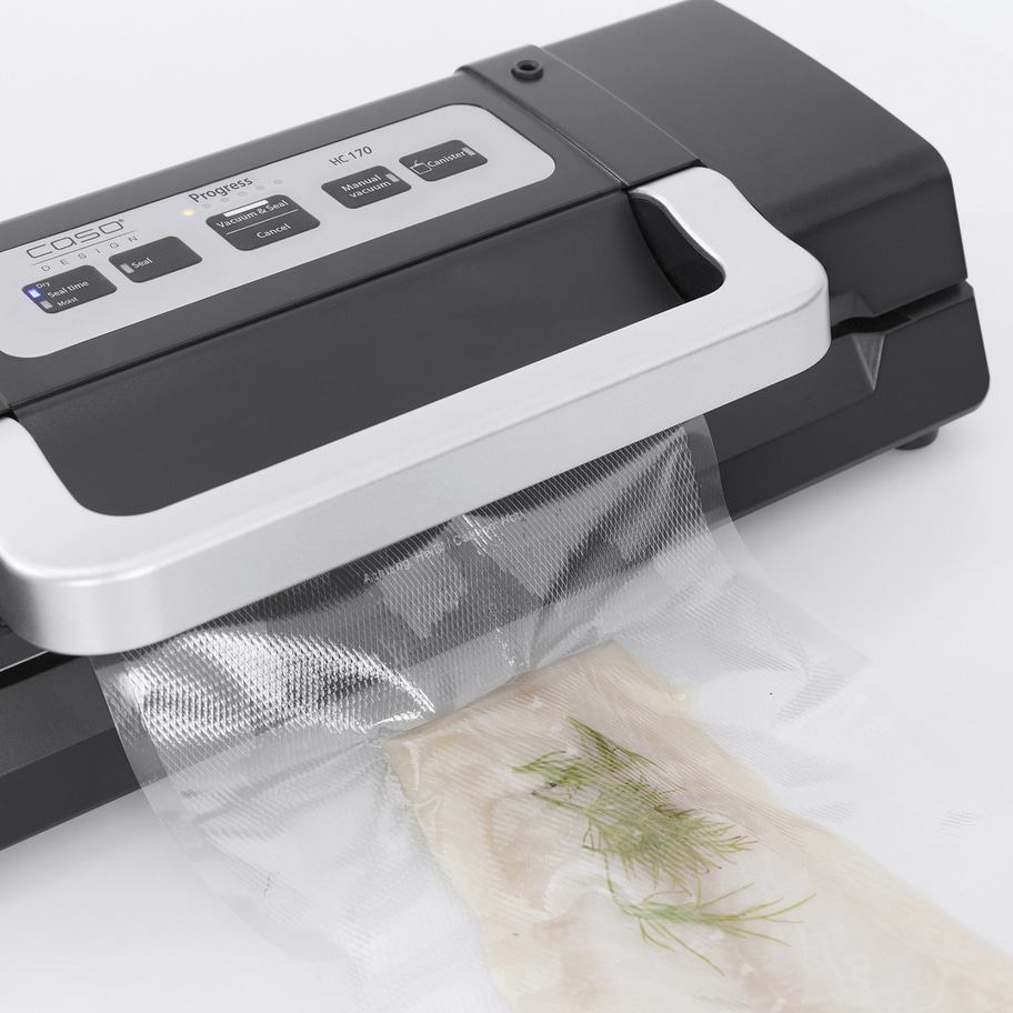 Vakuumiergerät mit Gemüse in einer Tüte, Bedienfeld mit Knöpfen und Fortschrittsanzeige.