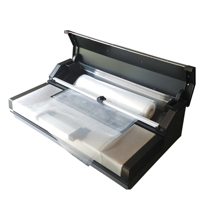 Vakuumiergerät, offen, mit Folienrolle und Folienbeutel, bereit zum Verpacken