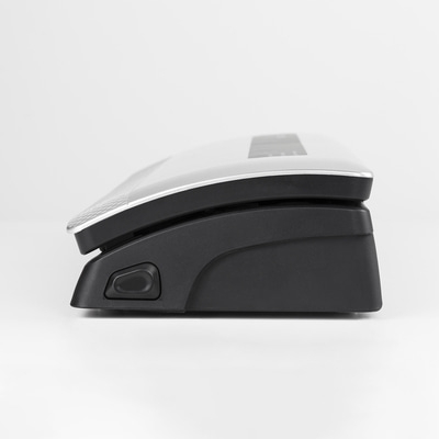 Schwarzes elektronisches Gerät auf weißem Hintergrund, Seitenansicht, modernes Design.