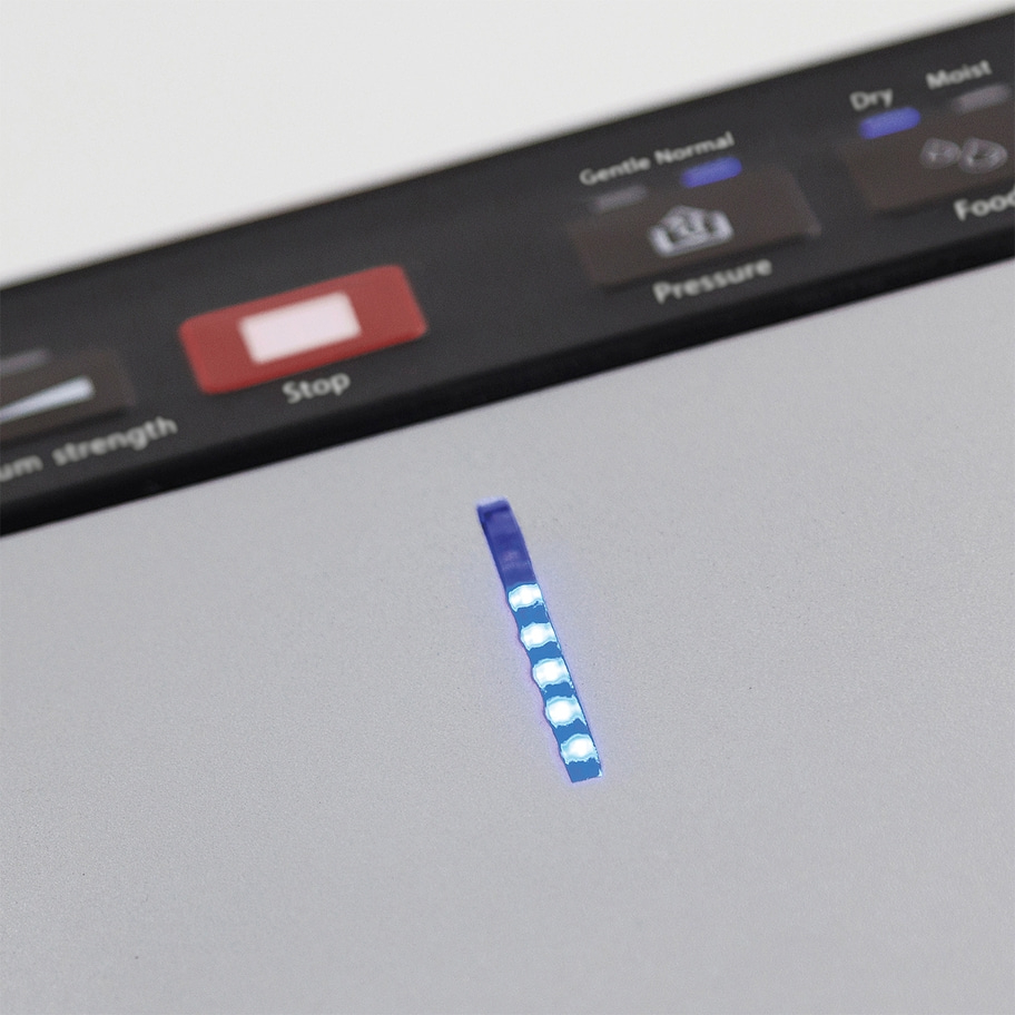 Gerät mit blauen Lichtern und Bedienfeld mit Beschriftungen wie 'Stop' und 'Pressure'.