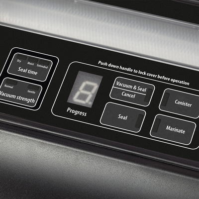 Vakuumiergerät mit Knöpfen für verschiedene Funktionen und Einstellungen, darunter Vakuum und Versiegelung.