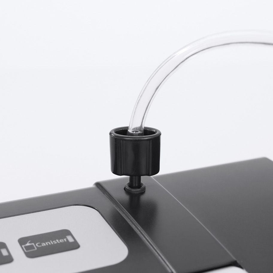 Nahaufnahme eines schwarzen Geräts mit einem Schlauch und der Aufschrift 'Canister'.