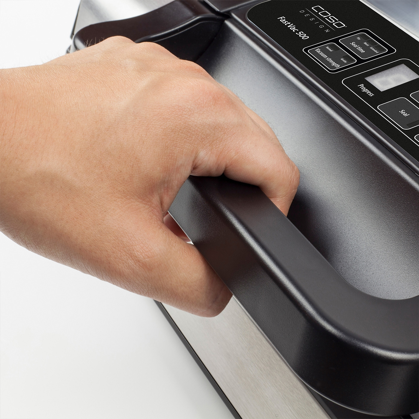 Hand hält Vakuumiergerät, Bedienfeld mit Knöpfen und Anzeigen, schwarzes Design, Caso Fast Vac 500.