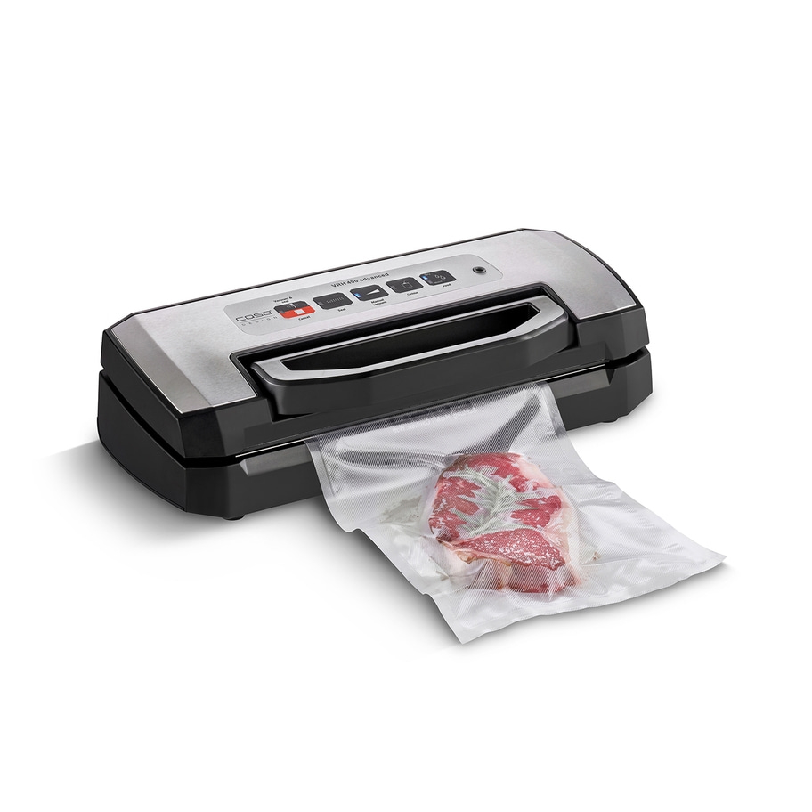 Vakuumiergerät mit Fleisch in einer Tüte, bereit zum Vakuumieren, isoliert auf weißem Hintergrund.