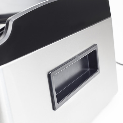 Nahaufnahme eines silbernen Geräts mit einem schwarzen Griff und einer schwarzen Oberseite.