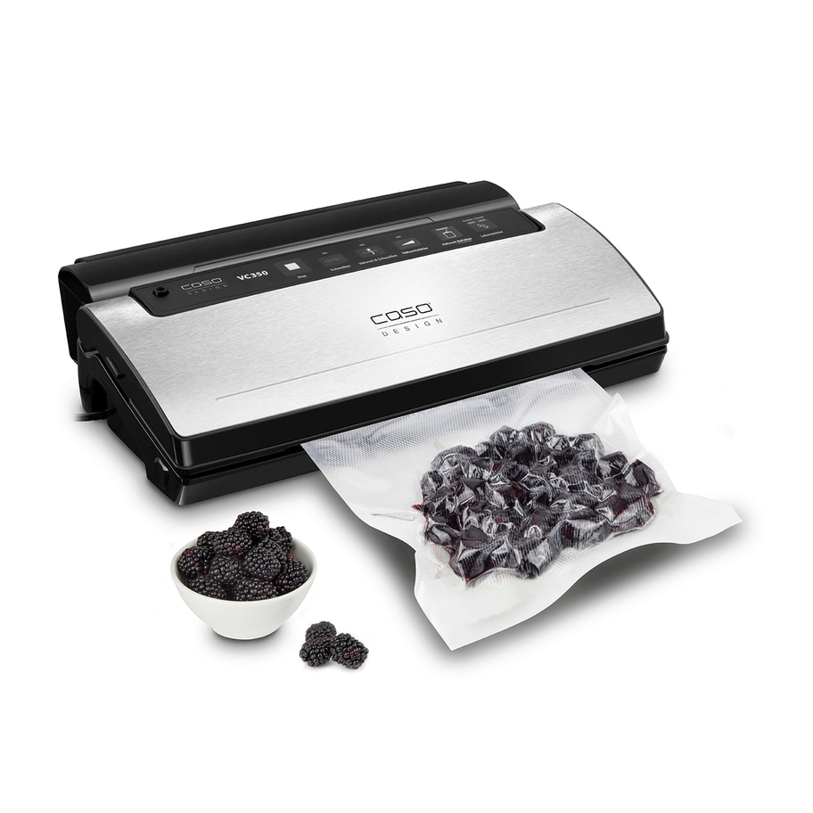 Vakuumiergerät mit Beeren, Verpackung und Schüssel auf weißem Hintergrund.