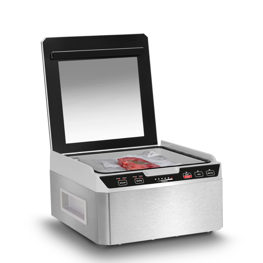 Vakuumiergerät mit Fleisch in einer Plastiktüte, bereit zum Versiegeln und Marinieren.