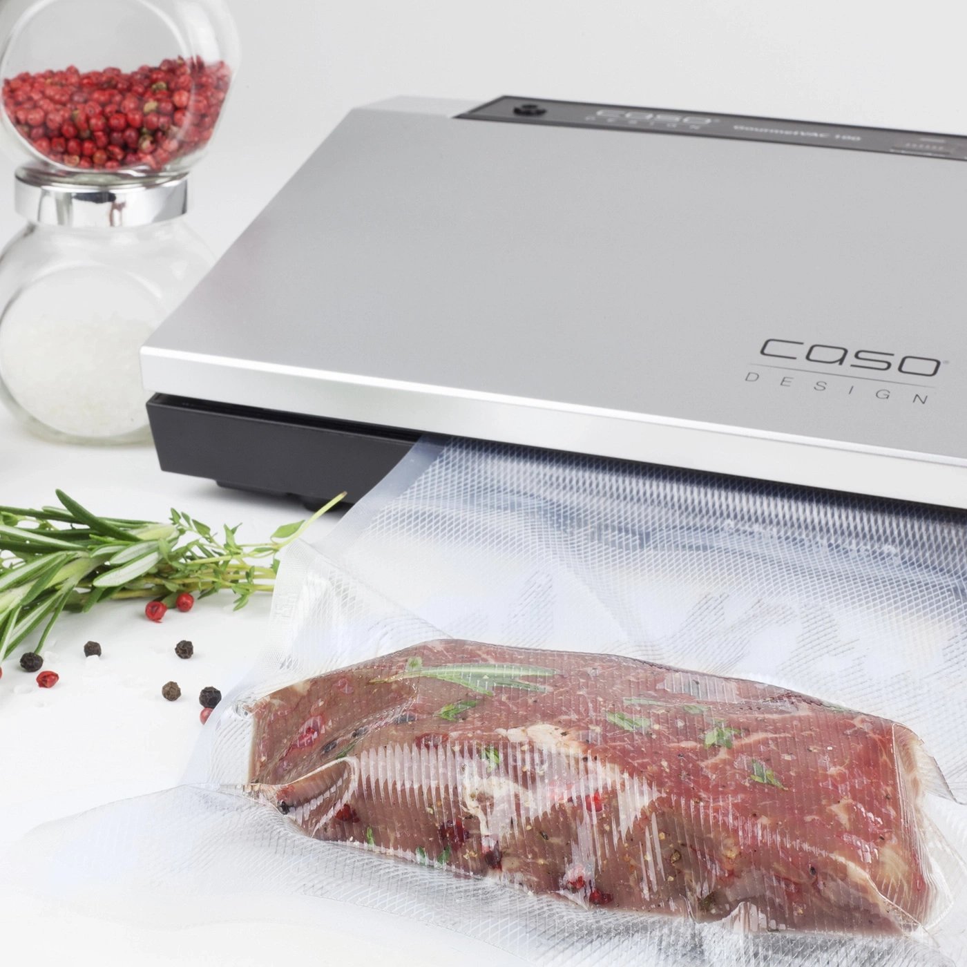 Fleisch in Vakuumbeutel mit Gewürzen und Vakuumiergerät von Caso Design